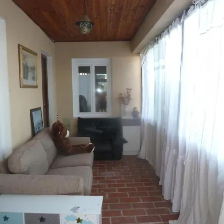 Les Muriers - Etage Complet D'une Grande Maison Avec Jardin