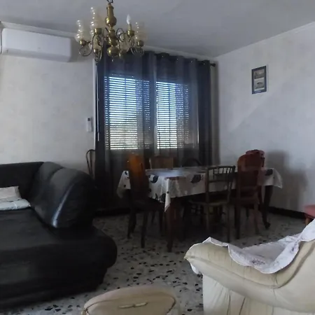 Les Muriers - Etage Complet D'une Grande Maison Avec Jardin