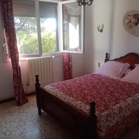 Les Muriers - Etage Complet D'une Grande Maison Avec Jardin Argeliers
