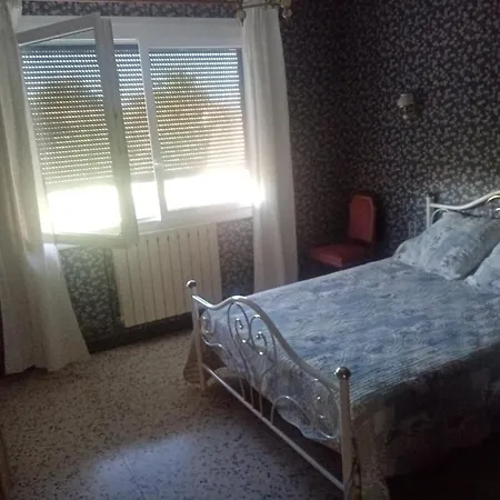 Les Muriers - Etage Complet D'une Grande Maison Avec Jardin Argeliers