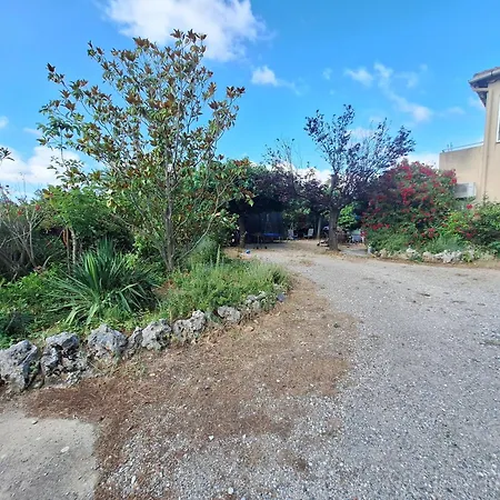 Les Muriers - Etage Complet D'une Grande Maison Avec Jardin *