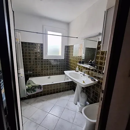 Les Muriers - Etage Complet D'une Grande Maison Avec Jardin *
