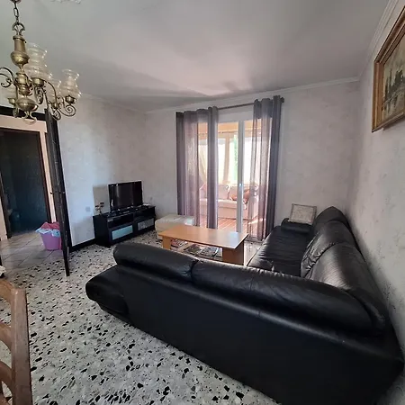Les Muriers - Etage Complet D'une Grande Maison Avec Jardin