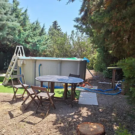 Les Muriers - Etage Complet D'une Grande Maison Avec Jardin